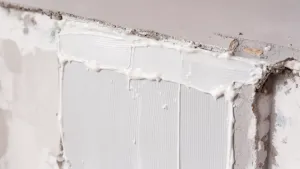 czym kleić płytki gipsowe