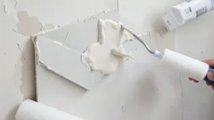 czym przykleić płytki gipsowe do ściany