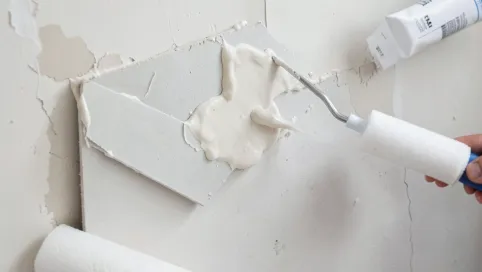czym przykleić płytki gipsowe do ściany