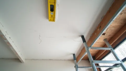 montowanie płyt gipsowych na suficie
